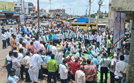 ರೈತರ ವಿವಿಧ ಬೇಡಿಕೆಗಾಗಿ ರಸ್ತೆ ಸಂಚಾರ ತಡೆ