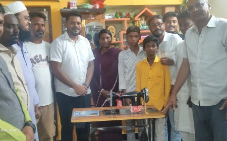ಬಡ ಹೆಣ್ಣುಮಕ್ಕಳಿಗೆ ಹೊಲಿಗೆ ಯಂತ್ರ ವಿತರಣೆ : ಡಾ. ಮಣ್ಣೂರ್ ಸಮಾಜ ಸೇವೆಗೆ ಶ್ಲಾಘನೆ