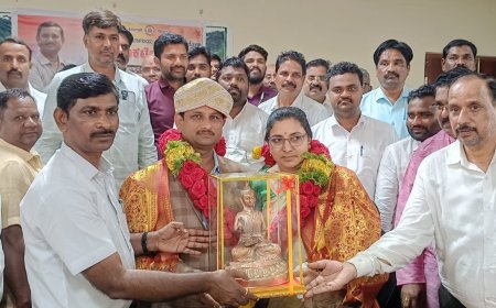 ಕೆಲಸದಿಂದ  ಜನ ಮೆಚ್ಚುಗೆ ಪಡೆದ ಗ್ರೇಡ್ -2 ತಹಸೀಲ್ದಾರ್ ವೆಂಕಟೇಶ ದುಗ್ಗನ್ ವರ್ಗಾವಣೆ  ವಲ್ಲದ ಮನಸ್ಸಿನಿಂದ ಸಹೃದಯಿ ಅಧಿಕಾರಿಗೆ ಬೀಳ್ಕೊಡುಗೆ ನೀಡಿದ ಗ್ರೇಡ್ -1 ತಹಸೀಲ್ದಾರ್ ಸುಬ್ಬಣ್ಣ ಜಮಖಂಡಿ