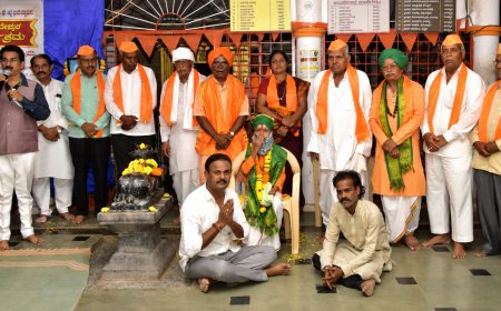 ಪುರಾಣ ವೇದಿಕೆಯಲ್ಲಿ ಪಟ್ಟಾಧಿಕಾರ ಸಂದರ್ಭದ ಸಂಭ್ರಮಾಚರಣೆ