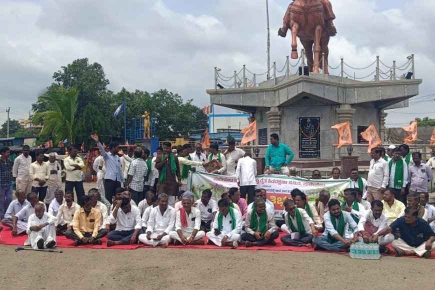 ವಿಮಾ ಕಂಪನಿಯಿಂದ ಅನ್ಯಾಯ : ರೈತರಿಂದ ಆಕ್ರೋಶ ಜ್ವಾಲೆಯ ಬೃಹತ್ ಪ್ರತಿಭಟನೆ  ಹೆದ್ದಾರಿ ತಡೆದು ರಸ್ತೆಯ ಮೇಲೆ ಅಡುಗೆ ಬೇಯಿಸಿ ಉಣಬಡಿಸಿದ ರೈತರು