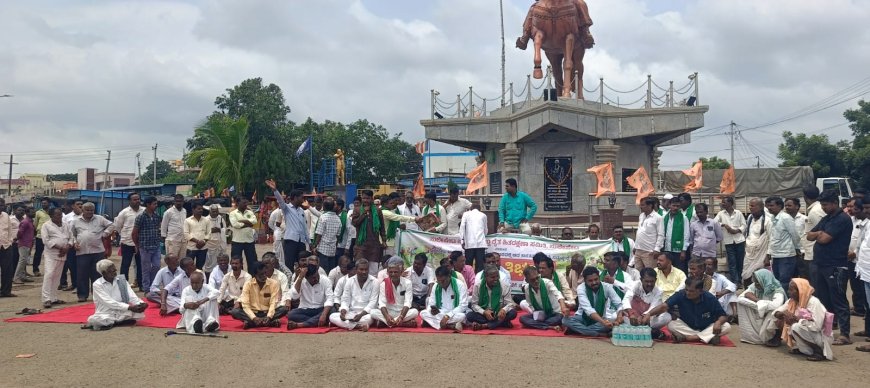 ವಿಮಾ ಕಂಪನಿಯಿಂದ ಅನ್ಯಾಯ : ರೈತರಿಂದ ಆಕ್ರೋಶ ಜ್ವಾಲೆಯ ಬೃಹತ್ ಪ್ರತಿಭಟನೆ  ಹೆದ್ದಾರಿ ತಡೆದು ರಸ್ತೆಯ ಮೇಲೆ ಅಡುಗೆ ಬೇಯಿಸಿ ಉಣಬಡಿಸಿದ ರೈತರು