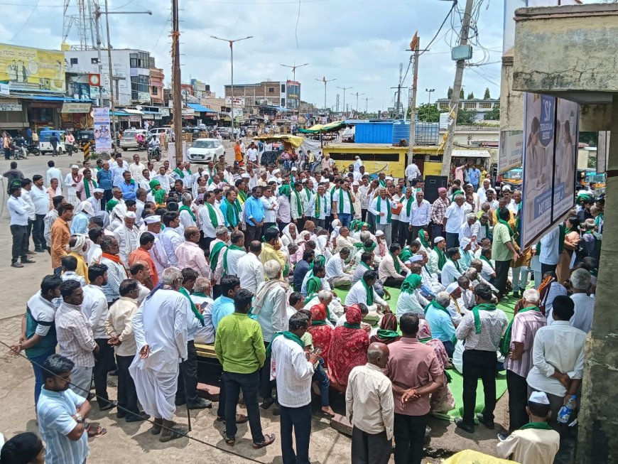 ರೈತರ ವಿವಿಧ ಬೇಡಿಕೆಗಾಗಿ ರಸ್ತೆ ಸಂಚಾರ ತಡೆ