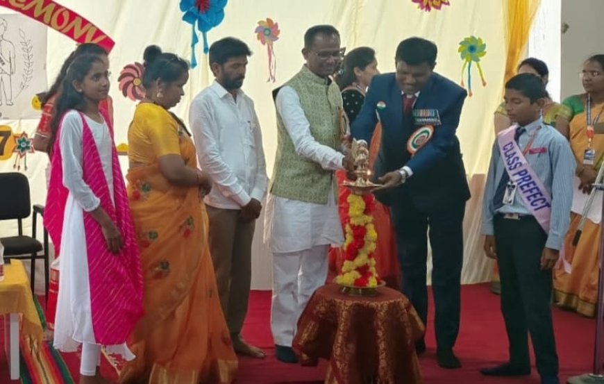 ಶಾಲಾ ಸಂಸತ್ ಪ್ರತಿನಿಧಿಗಳ ಪದಗ್ರಹಣ ಶಾಲಾ ಸಂಸತನಿಂದ ನಾಯಕತ್ವ ಗುಣ ವ್ಯಕ್ತಿತ್ವ ವಿಕಸನ ಪತ್ರಕರ್ತ ಜಗನ್ನಾಥ ಶೇರಿಕಾರ
