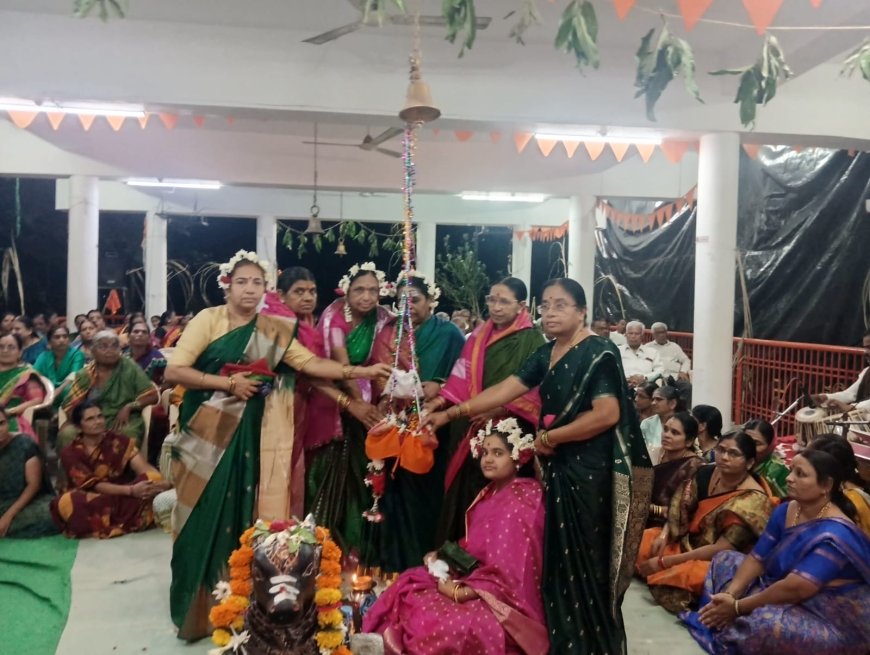 ಪುರಾಣ ವೇದಿಕೆಯಲ್ಲಿ  ಬಬಲಾದ ಚನ್ನವೀರ ಶ್ರೀಗಳ ತೊಟ್ಟಿಲು ಕಾರ್ಯಕ್ರಮ