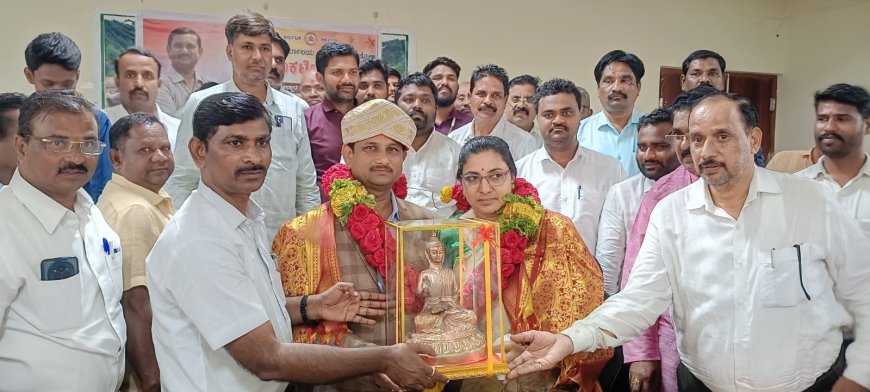 ಕೆಲಸದಿಂದ  ಜನ ಮೆಚ್ಚುಗೆ ಪಡೆದ ಗ್ರೇಡ್ -2 ತಹಸೀಲ್ದಾರ್ ವೆಂಕಟೇಶ ದುಗ್ಗನ್ ವರ್ಗಾವಣೆ  ವಲ್ಲದ ಮನಸ್ಸಿನಿಂದ ಸಹೃದಯಿ ಅಧಿಕಾರಿಗೆ ಬೀಳ್ಕೊಡುಗೆ ನೀಡಿದ ಗ್ರೇಡ್ -1 ತಹಸೀಲ್ದಾರ್ ಸುಬ್ಬಣ್ಣ ಜಮಖಂಡಿ