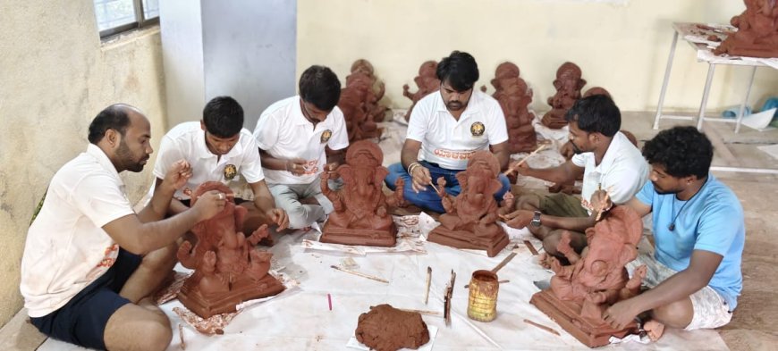 ಪರಿಸರ ಸ್ನೇಹಿ ಗಣೇಶ ತಯಾರಿಕೆಯಲ್ಲಿ ಕಲಾವಿದರ ಕಾರ್ಯ ಪ್ರಗತಿ