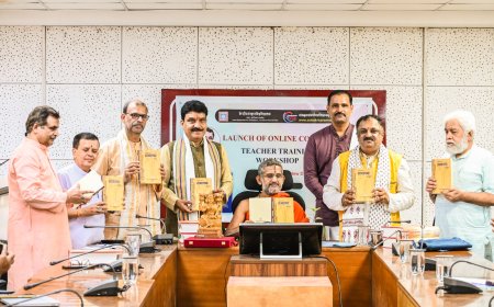 ಶ್ರೀ ಪೇಜಾವರ ಶ್ರೀ ಚಾತುರ್ಮಾಸ್ಯ ನವದೆಹಲಿ 2026 : _ಕೇಂದ್ರೀಯ ಸಂಸ್ಮೃತ ವಿವಿ ಯಿಂದ ಗೌರವಾರ್ಪಣೆ_  ಶ್ರೀ ವಿಶ್ವಪ್ರಸನ್ನತೀರ್ಥರಿಗೆ ಸನಾತನ ಧರ್ಮ ಪ್ರವರ್ತನಾಚಾರ್ಯ ಉಪಾಧಿ ಸಹಿತ ಅಭಿವಂದನೆ