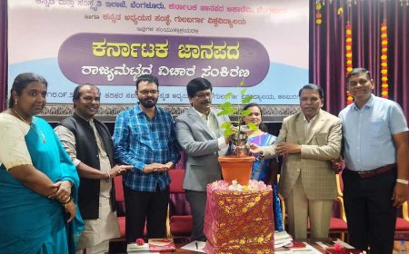 ಕರ್ನಾಟಕ ಜಾನಪದ ರಾಜ್ಯಮಟ್ಟದ ವಿಚಾರ ಸಂಕಿರಣಕ್ಕೆ ಸಸಿಗೆ ನೀರೆರೆದು ಕುಲಪತಿ ಪ್ರೊ. ಶಶಿಕಾಂತ್ ಎಸ್. ಉಡಿಕೇರಿ ಚಾಲನೆ