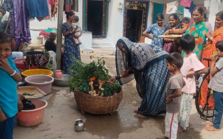 ಈಟಿಯವರ ಓಣಿಯಲ್ಲಿ ಮಳೆಗಾಗಿ ಜೋಕುಮಾರಸ್ವಾಮಿಗೆ ಪ್ರಾರ್ಥನೆ ಸಲ್ಲಿಸಿದ ಮಹಿಳೆಯರು.