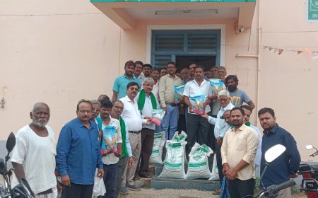 ನರೇಗಲ್: ಹಿಂಗಾರು ಕೃಷಿಗೆ ಚಿಗುರಿದ ಆಸೆ — ರೈತ ಸಂಪರ್ಕ ಕೇಂದ್ರದಲ್ಲಿ ಕಡಲೆ ಬೀಜ ವಿತರಣೆಗೆ ಚಾಲನೆ