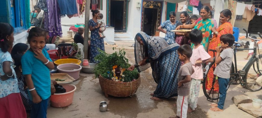 ಈಟಿಯವರ ಓಣಿಯಲ್ಲಿ ಮಳೆಗಾಗಿ ಜೋಕುಮಾರಸ್ವಾಮಿಗೆ ಪ್ರಾರ್ಥನೆ ಸಲ್ಲಿಸಿದ ಮಹಿಳೆಯರು.