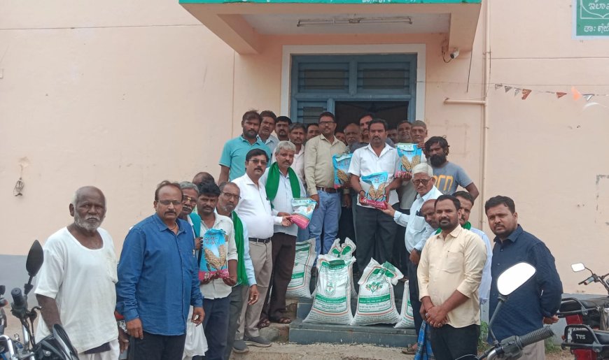 ನರೇಗಲ್: ಹಿಂಗಾರು ಕೃಷಿಗೆ ಚಿಗುರಿದ ಆಸೆ — ರೈತ ಸಂಪರ್ಕ ಕೇಂದ್ರದಲ್ಲಿ ಕಡಲೆ ಬೀಜ ವಿತರಣೆಗೆ ಚಾಲನೆ