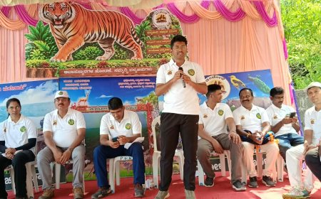 ಅಧಿಕಾರಿಗಳಿಂದಲೇ ಪ್ಲಾಸ್ಟಿಕ್ ವಸ್ತುಗಳು ಬಳಕೆಗೆ : ಪರಿಸರ ಪ್ರೇಮಿಗಳಿಂದ ಆಕ್ರೋಶ