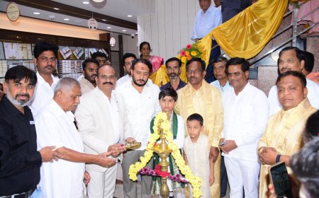 ಮಿನಿಸ್ಟರ್ ವೈಟ್ ಮಳಿಗೆ ಉದ್ಘಾಟಿಸಿದ  ದೊಡ್ಡಪ್ಪ ಅಪ್ಪ