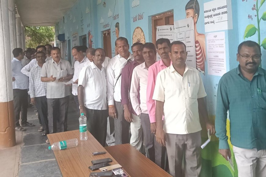 ನರೇಗಲ್ಲನಲ್ಲಿ ಪಶ್ಚಿಮ ಪದವೀಧರರ ಕ್ಷೇತ್ರದ ಮತದಾನಕ್ಕೆ ಉತ್ತಮ ಪ್ರತಿಕ್ರಿಯೆ