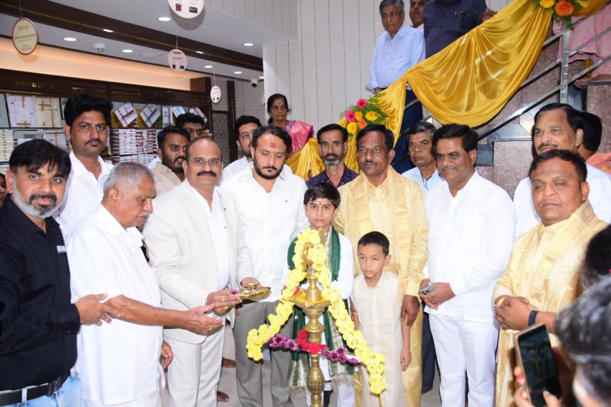 ಮಿನಿಸ್ಟರ್ ವೈಟ್ ಮಳಿಗೆ ಉದ್ಘಾಟಿಸಿದ  ದೊಡ್ಡಪ್ಪ ಅಪ್ಪ