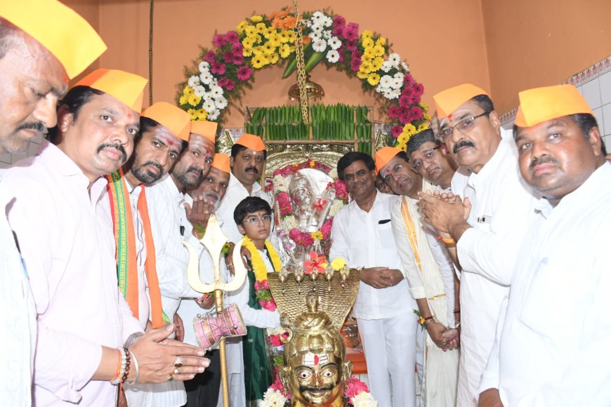ನೆಹರುಗಂಜ್ ಹನುಮಾನ್ ದೇವಸ್ಥಾನದಲ್ಲಿ ಬೆಳ್ಳಿ ಕವಚ ಧಾರಣೆ