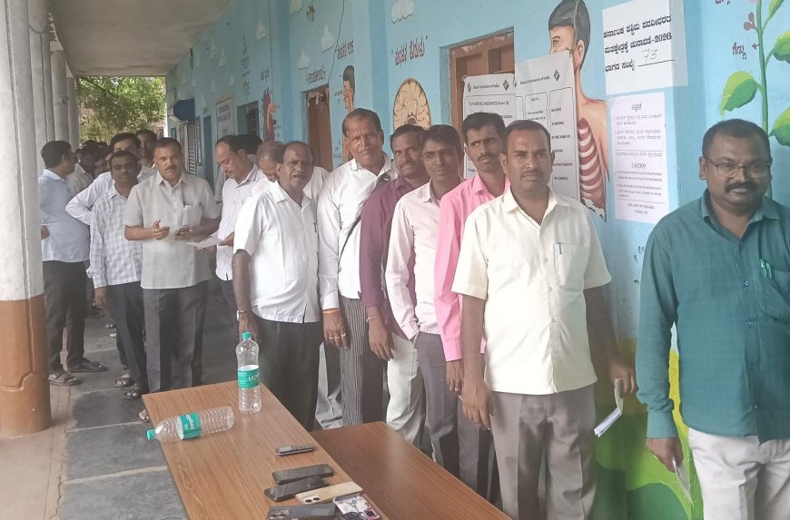 ನರೇಗಲ್ಲನಲ್ಲಿ ಪಶ್ಚಿಮ ಪದವೀಧರರ ಕ್ಷೇತ್ರದ ಮತದಾನಕ್ಕೆ ಉತ್ತಮ ಪ್ರತಿಕ್ರಿಯೆ