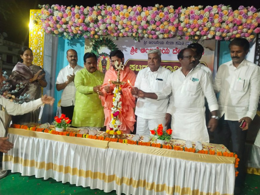 ಓಂ ನಗರದಲ್ಲಿ ಶ್ರೀ ಆಂಜನೇಯ ದೇವಸ್ಥಾನದ ಕಟ್ಟಡಕ್ಕೆ ಭೂಮಿಪೂಜೆ ಹಾಗೂ  ಹಕ್ಕುಪತ್ರವನ್ನು ಶ್ರೀ ಆಂಜನೇಯ ಸೇವಾ ಸಮಿತಿಗೆ ಹಸ್ತಾಂತರ